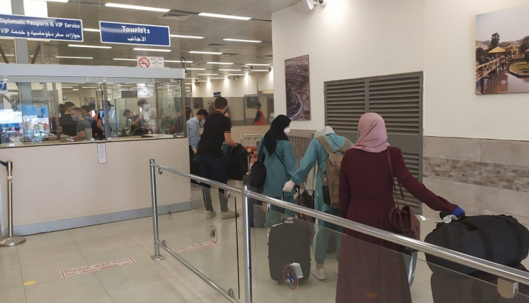 الاحتلال يعتقل مواطن خلال عودته من الأردن على جسر الملك حسين